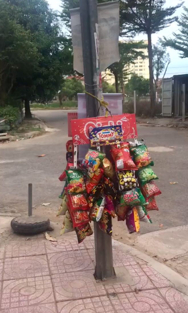 Cô bán hàng lú lẫn nhất Việt Nam: Dọn đồ về nhưng lại bỏ quên thứ này trên… cột điện, chẳng biết số phận nó sẽ về đâu? - Ảnh 4.