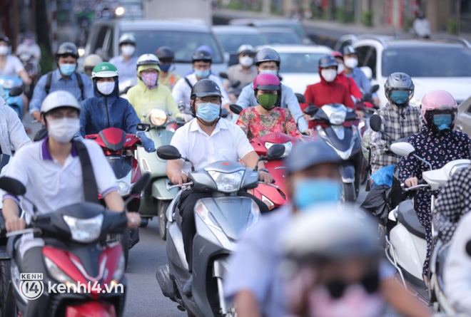 Ảnh: Đường phố Hà Nội tấp nập ngày đầu tuần dù đang giãn cách xã hội theo Chỉ thị 16 - Ảnh 3.