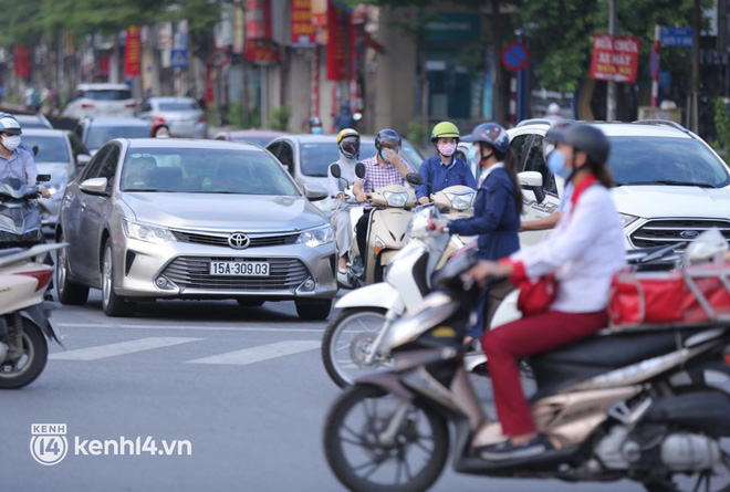 Ảnh: Đường phố Hà Nội tấp nập ngày đầu tuần dù đang giãn cách xã hội theo Chỉ thị 16 - Ảnh 6.