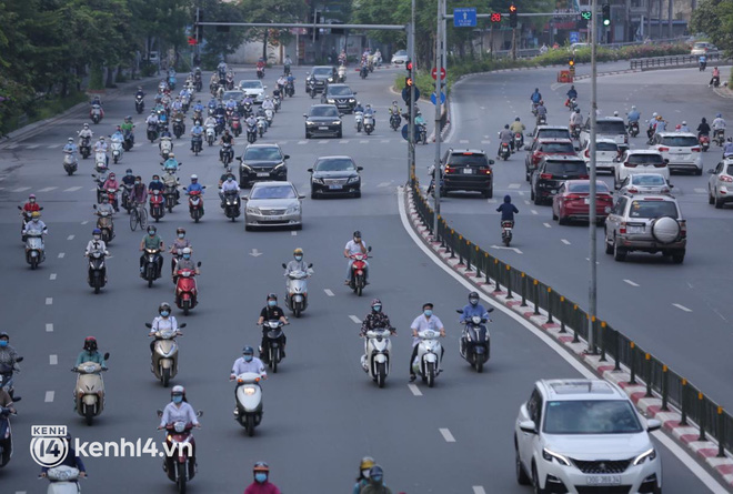 Ảnh: Đường phố Hà Nội tấp nập ngày đầu tuần dù đang giãn cách xã hội theo Chỉ thị 16 - Ảnh 10.