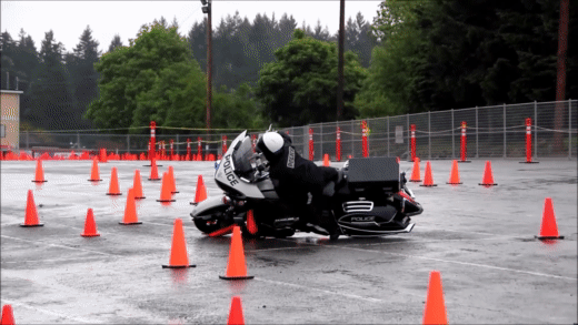 Chuyện xe cộ: Ngã oạch vì cưỡi trên lưng Harley Davidson - bài toán quá khó của cảnh sát Mỹ! - Ảnh 2.