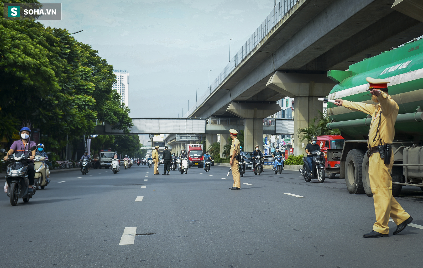 Tổ công tác đặc biệt kiểm tra người lưu thông trong nội đô Hà Nội, có điểm ùn ứ, xe máy quay đầu bỏ chạy - Ảnh 2.