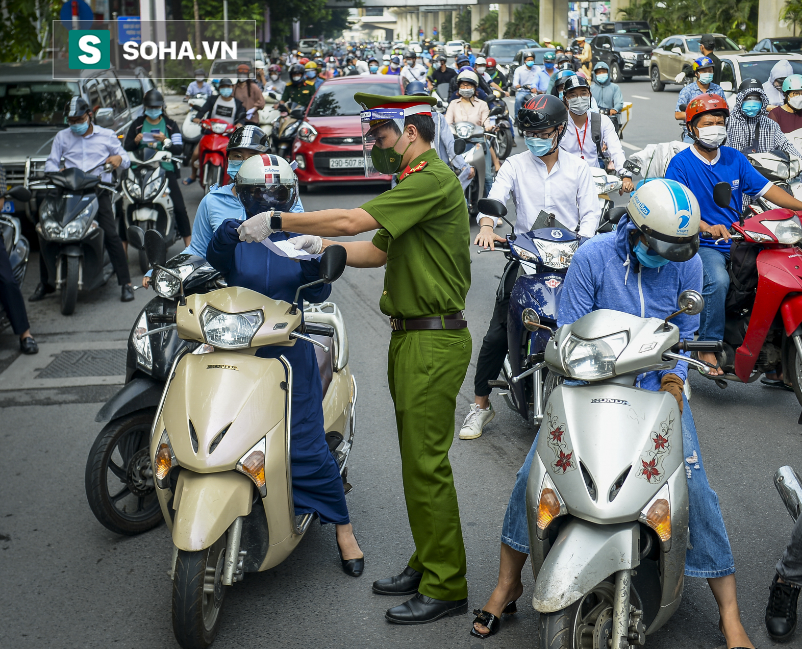 Tổ công tác đặc biệt kiểm tra người lưu thông trong nội đô Hà Nội, có điểm ùn ứ, xe máy quay đầu bỏ chạy - Ảnh 6.