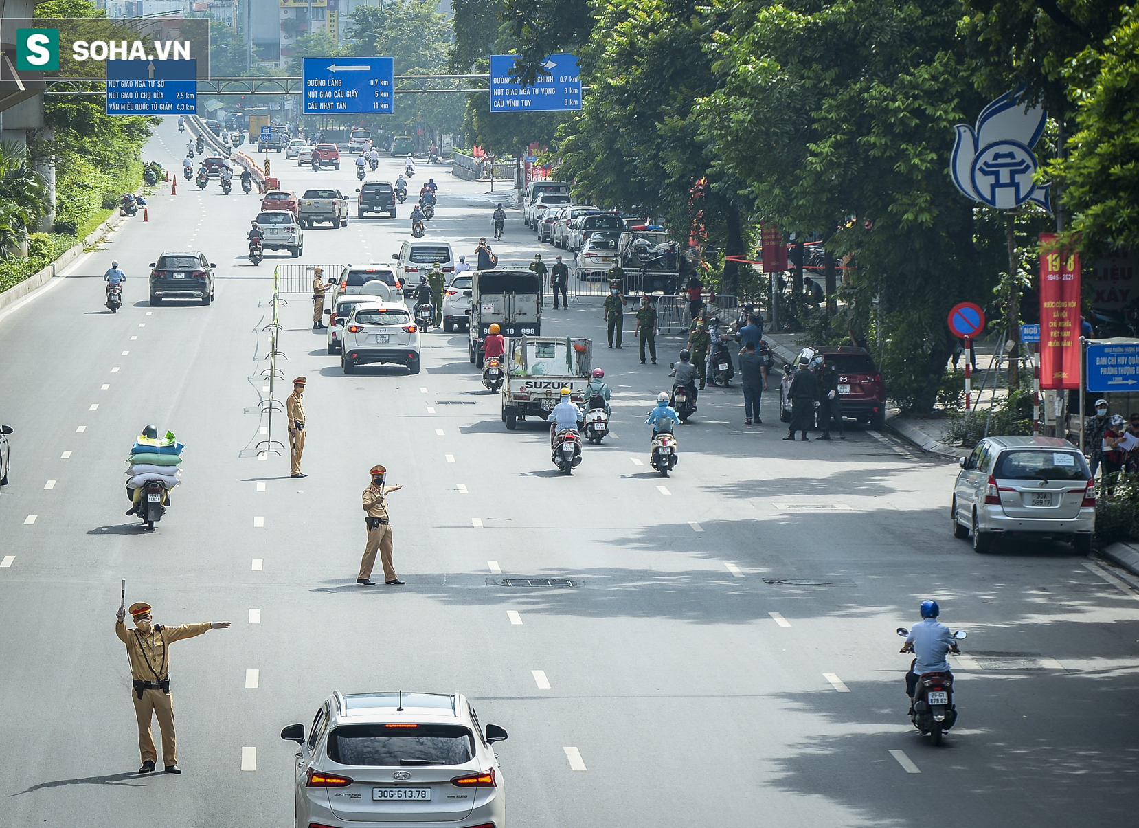 Tổ công tác đặc biệt kiểm tra người lưu thông trong nội đô Hà Nội, có điểm ùn ứ, xe máy quay đầu bỏ chạy - Ảnh 1.