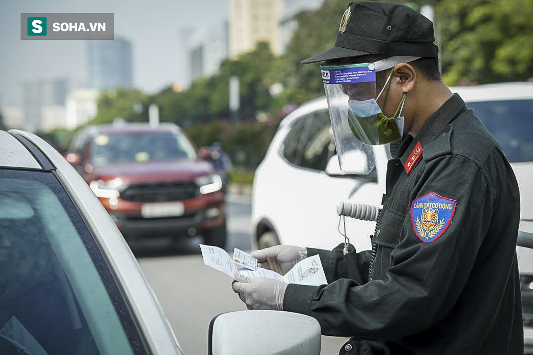 Tổ công tác đặc biệt kiểm tra người lưu thông trong nội đô Hà Nội, có điểm ùn ứ, xe máy quay đầu bỏ chạy - Ảnh 14.