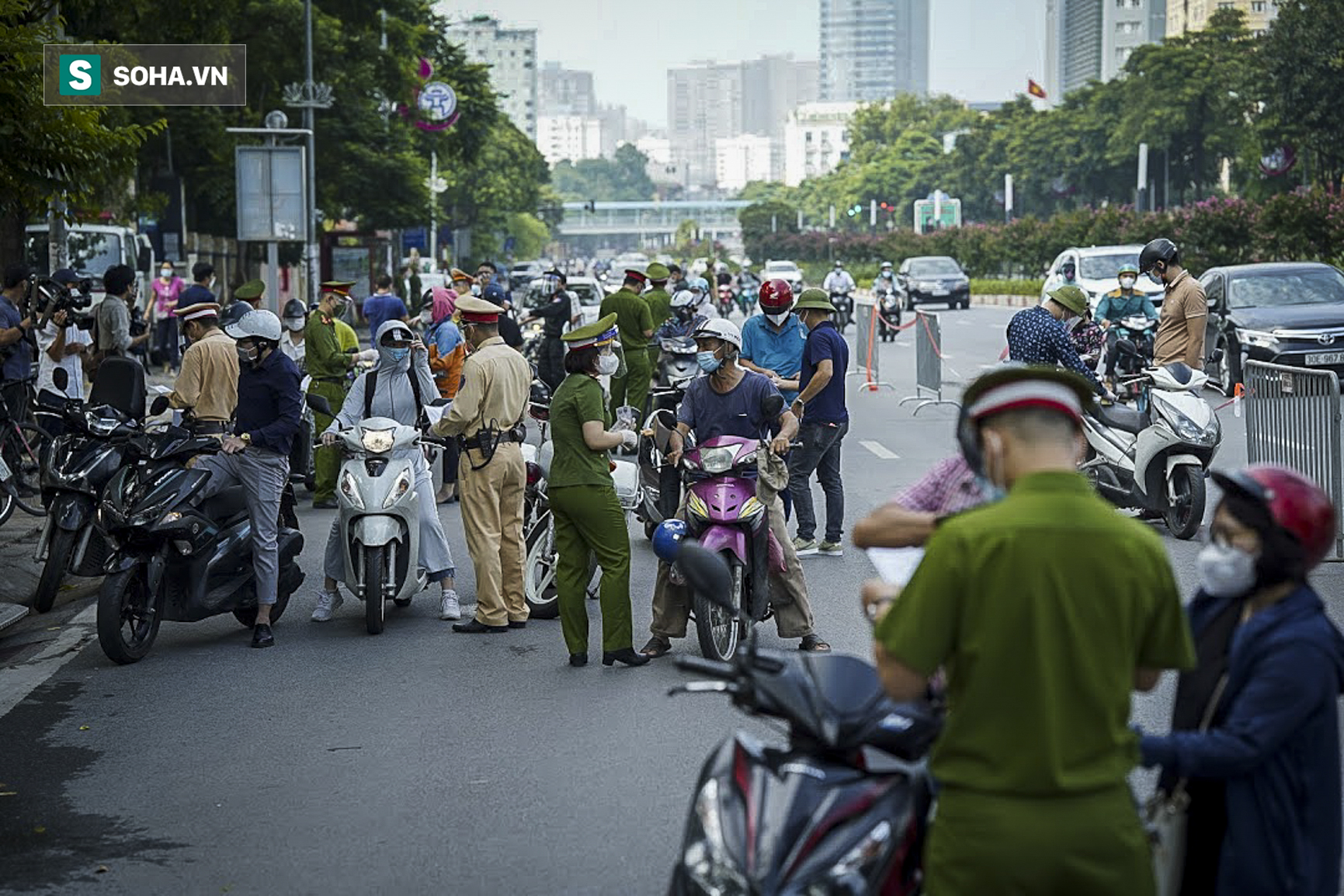Tổ công tác đặc biệt kiểm tra người lưu thông trong nội đô Hà Nội, có điểm ùn ứ, xe máy quay đầu bỏ chạy - Ảnh 15.