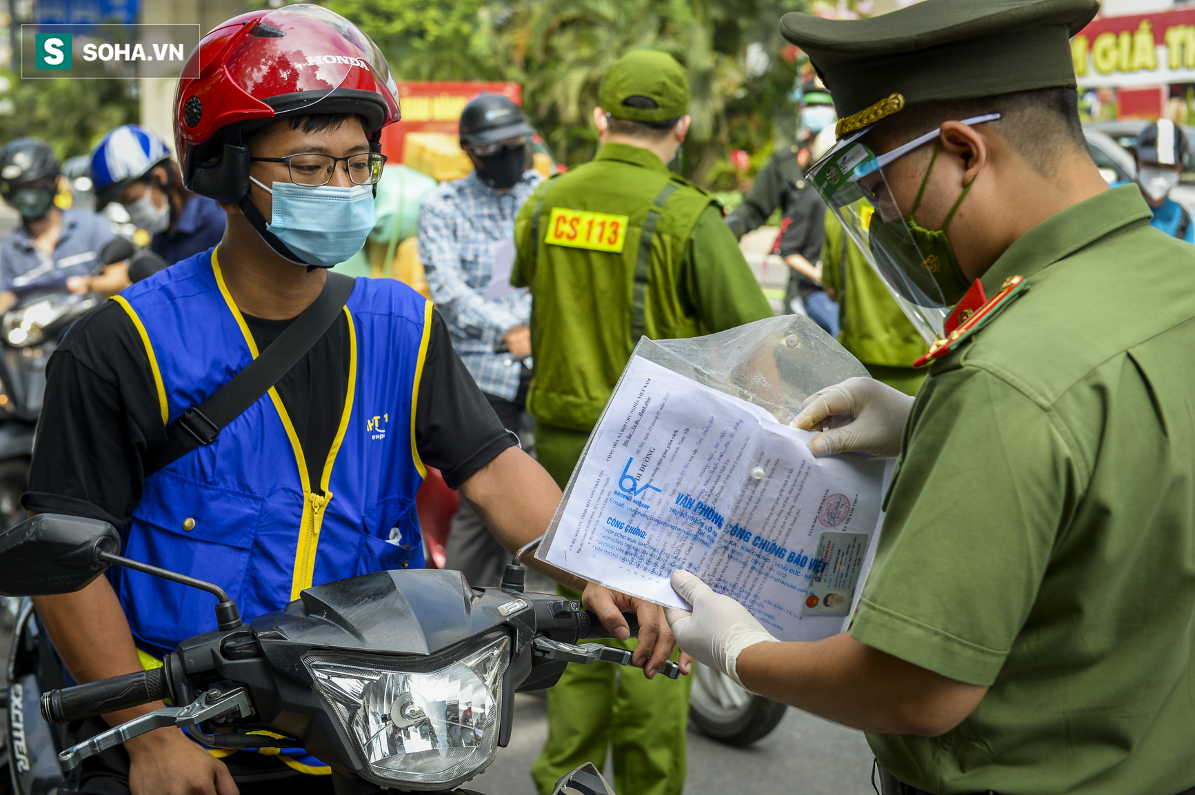 Tổ công tác đặc biệt kiểm tra người lưu thông trong nội đô Hà Nội, có điểm ùn ứ, xe máy quay đầu bỏ chạy - Ảnh 5.