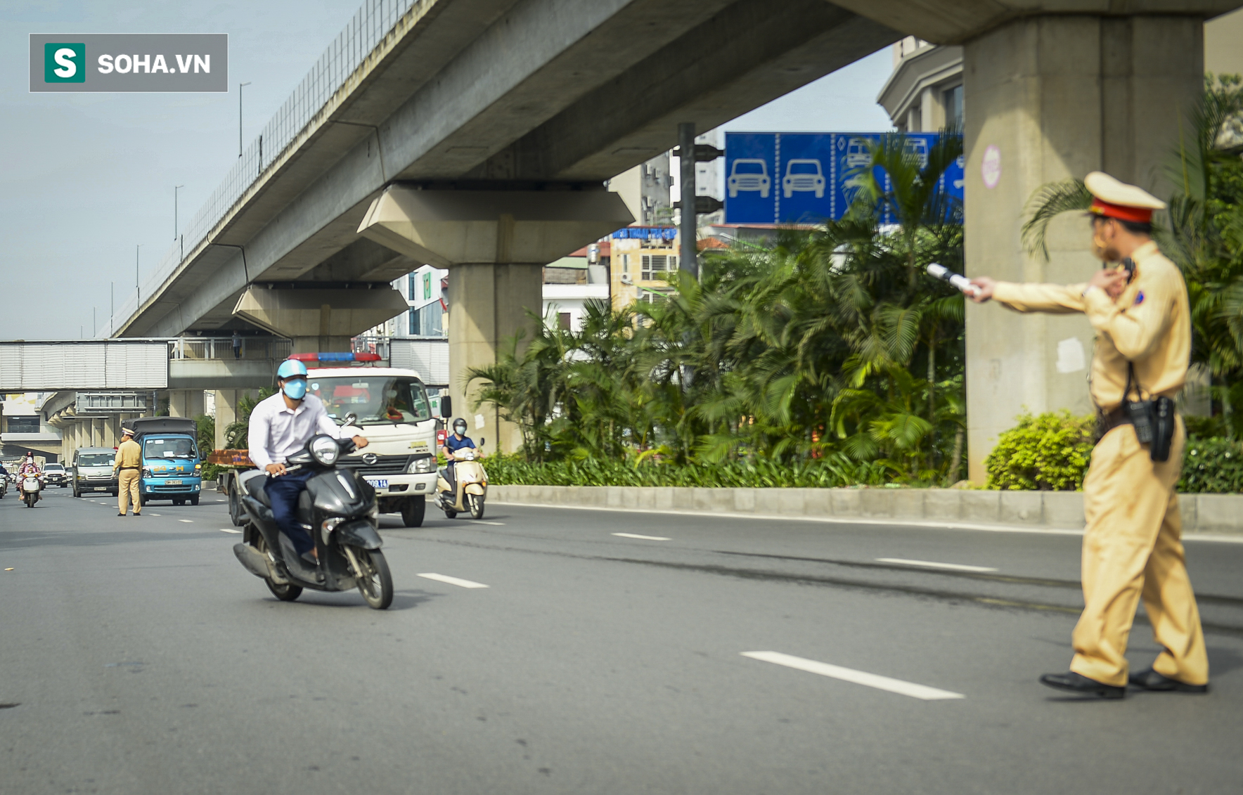 Tổ công tác đặc biệt kiểm tra người lưu thông trong nội đô Hà Nội, có điểm ùn ứ, xe máy quay đầu bỏ chạy - Ảnh 10.