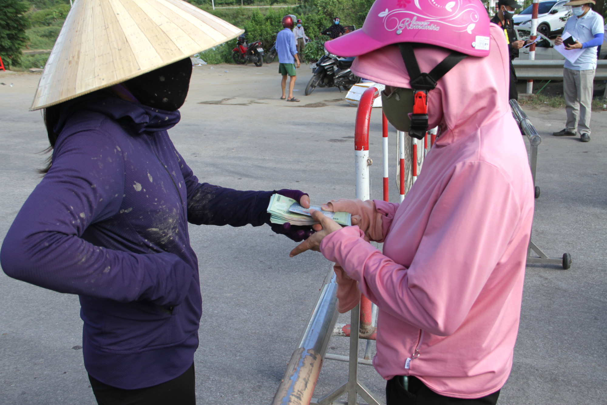 Nghệ An ngày đầu lập chốt kiểm soát dịch Covid-19 ở cửa ngõ thành phố, nhiều tài xế ngỡ ngàng phải quay đầu - Ảnh 8.