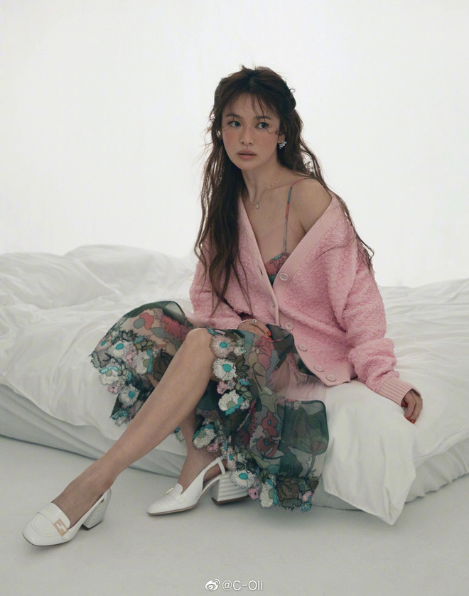 Song Hye Kyo chặt chém bìa Vogue với body 0% mỡ thừa, ai ngờ ảnh hậu trường chụp bừa còn hot hơn vì lộ visual thật - Ảnh 7.