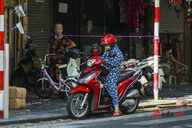 Phố Hàng Mã vắng lặng mùa Vu lan, một vài tiệm hé cửa bán - Ảnh 4.