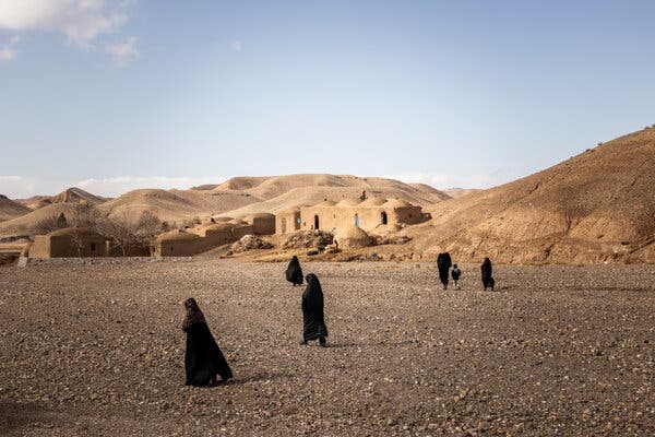 Chẳng có mặt trời rực rỡ nào cho phụ nữ Afghanistan: Nơi 1 cô gái chỉ rời khỏi nhà cha mẹ trong bộ cô dâu trắng, và chỉ trở về nhà trong tấm khăn tang trắng - Ảnh 4.