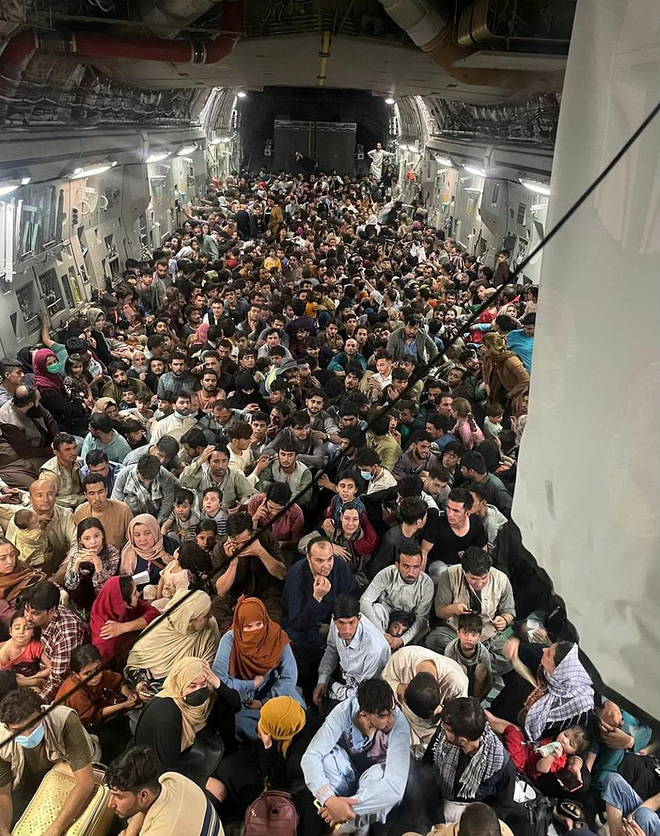 Clip kinh hoàng: Người tị nạn Afghanistan tự trói mình vào máy bay, bị gió mạnh quăng quật giữa không trung - Ảnh 8.