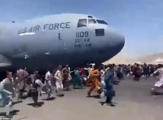 Clip 1 người Afghanistan quay lại sau khi bám được lên thân máy bay Mỹ: Ám ảnh ánh mắt nhìn về đất mẹ lần cuối - Ảnh 1.