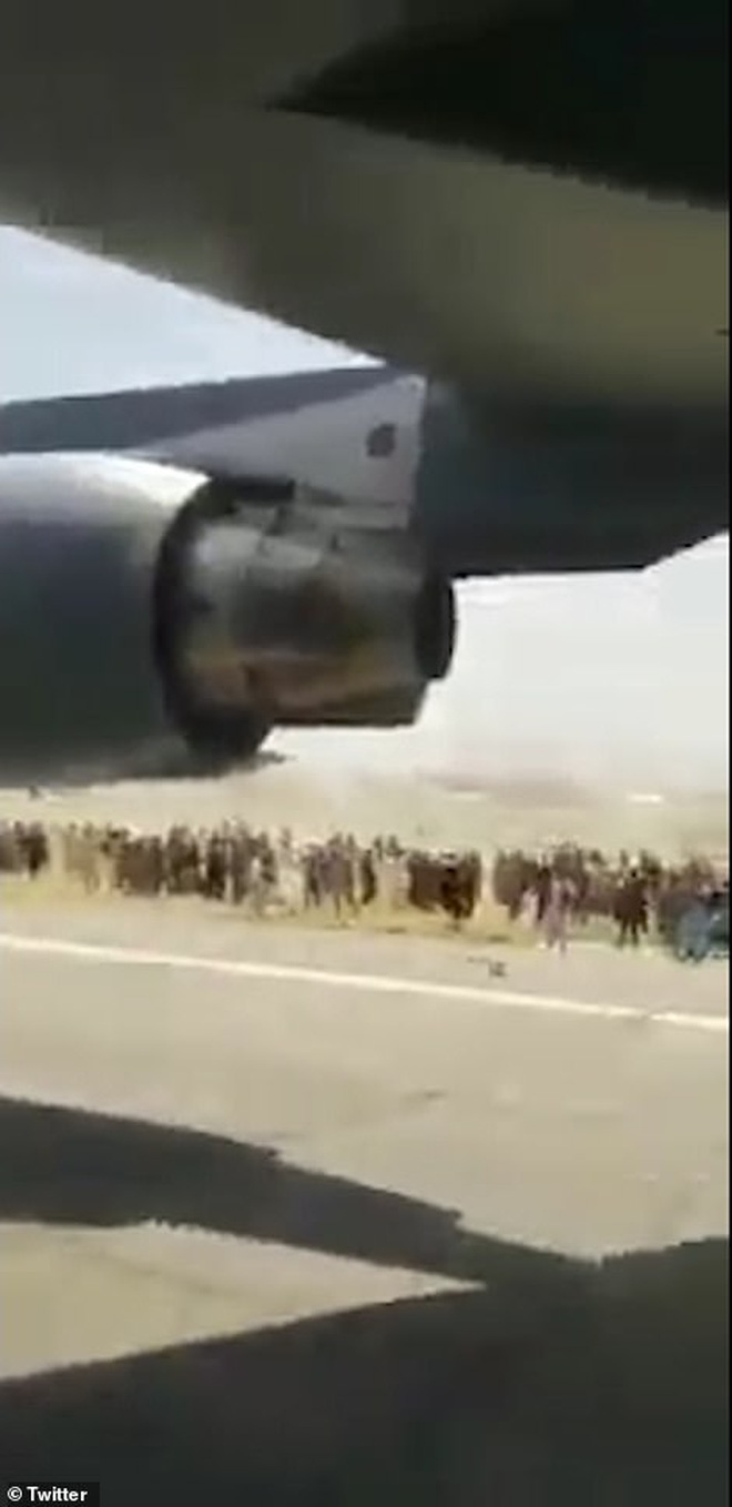 Clip 1 người Afghanistan quay lại sau khi bám được lên thân máy bay Mỹ: Ám ảnh ánh mắt nhìn về đất mẹ lần cuối - Ảnh 4.