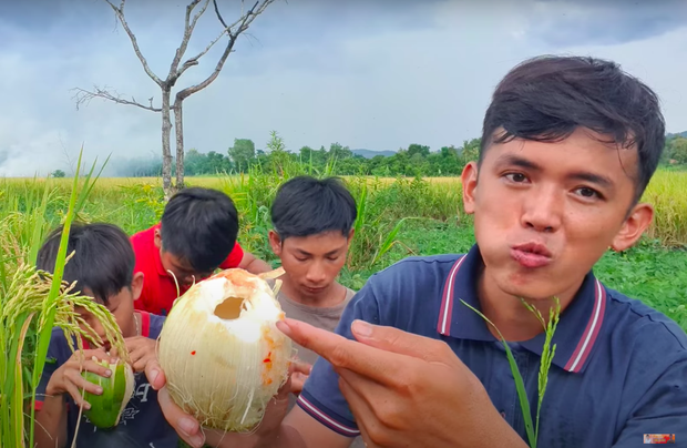 Vlogger đồng quê Việt Nam giới thiệu loại dừa ăn được cả vỏ khiến người xem trố mắt: Giòn như ổi, vị chát như chuối xanh? - Ảnh 6.