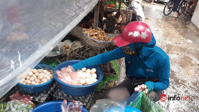 Hà Nội: Tôm, thịt lợn giá rẻ bất ngờ, rẻ hơn trước giãn cách, chợ đầy ắp tươi ngon - Ảnh 4.