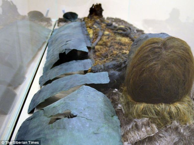 Tìm thấy nhiều xác ướp tại khu mộ tập thể, các nhà khoa học sửng sốt khi nhìn vào một khuôn mặt đen sì, tóc vàng cùng nụ cười bí hiểm - Ảnh 1.