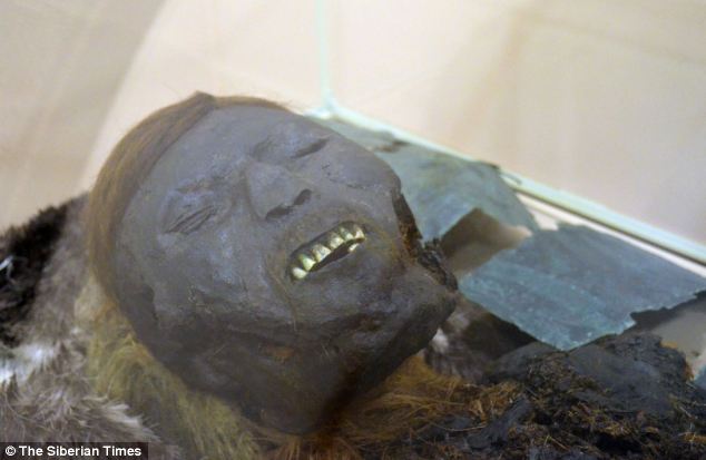 Tìm thấy nhiều xác ướp tại khu mộ tập thể, các nhà khoa học sửng sốt khi nhìn vào một khuôn mặt đen sì, tóc vàng cùng nụ cười bí hiểm - Ảnh 2.