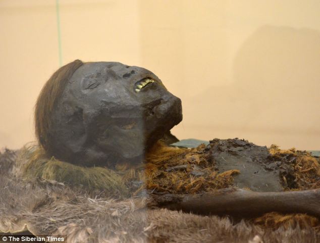Tìm thấy nhiều xác ướp tại khu mộ tập thể, các nhà khoa học sửng sốt khi nhìn vào một khuôn mặt đen sì, tóc vàng cùng nụ cười bí hiểm - Ảnh 3.