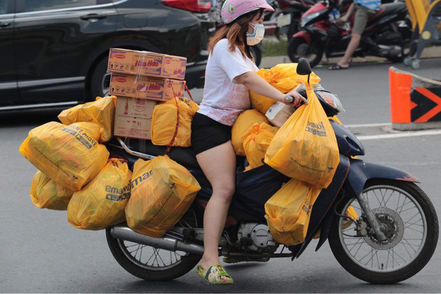 Sáng nay, quận Đống Đa - Hà Nội thành ‘điểm nóng’ với 20 ca mắc; Người dân xếp hàng dài 1km để mua thực phẩm ở TP. HCM - Ảnh 1.