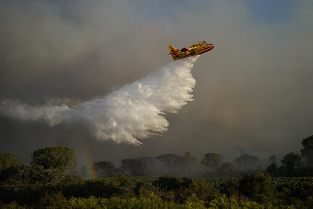 Gió mạnh đe dọa thổi bùng đám cháy rừng tại Pháp - Ảnh 2.