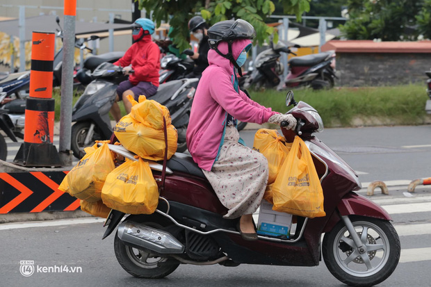 Ảnh: Nhà đông người, nhiều gia đình ở Sài Gòn chất hàng đầy xe để chở về, một buổi sáng đi siêu thị hết gần 10 triệu đồng - Ảnh 6.