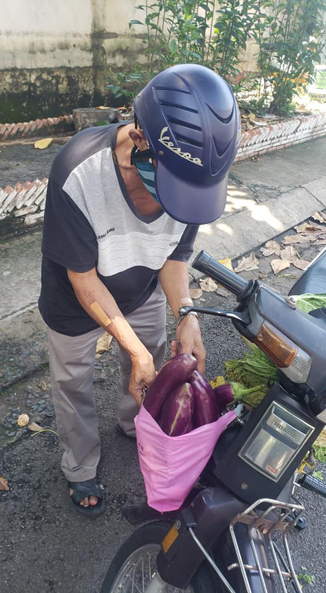 Người dân đói khổ trong đại dịch, họ rất cần một bàn tay để nắm lấy và những câu chuyện trong hành trình thiện nguyện của một nữ biên tập viên ở Sài Gòn - Ảnh 10.