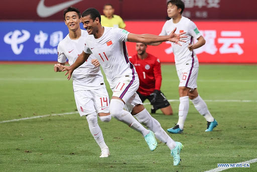 Tuyển Trung Quốc mơ dự World Cup sau 20 năm vắng bóng, fan Hàn Quốc: “Họ bị cuồng ư?” - Ảnh 1.