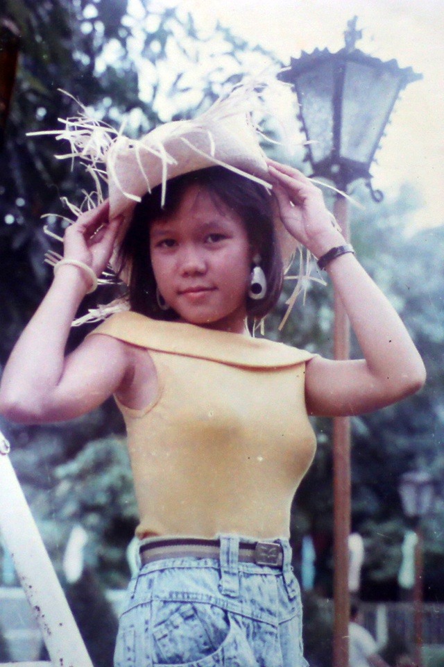 Lộ ảnh Việt Hương tuổi 16 mắt xanh mỏ đỏ ăn mặc chất chơi - Ảnh 4.