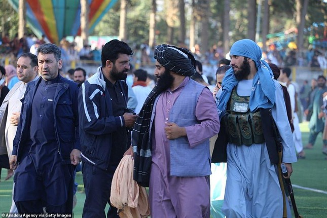 Lãnh đạo Taliban đi xem trận chung kết vô địch bóng đá quốc gia Afghanistan - Ảnh 1.