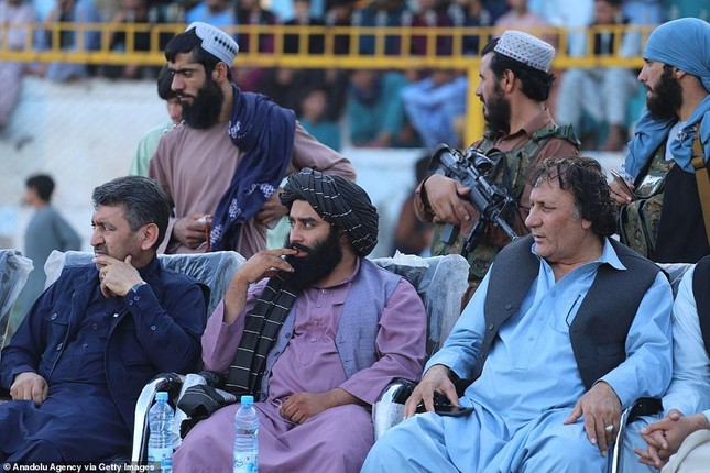 Lãnh đạo Taliban đi xem trận chung kết vô địch bóng đá quốc gia Afghanistan - Ảnh 2.