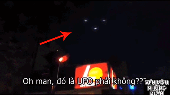 Clip chàng trai ở TP.HCM đang ăn burger thì bất ngờ xuất hiện UFO phía sau gây xôn xao MXH - Ảnh 2.