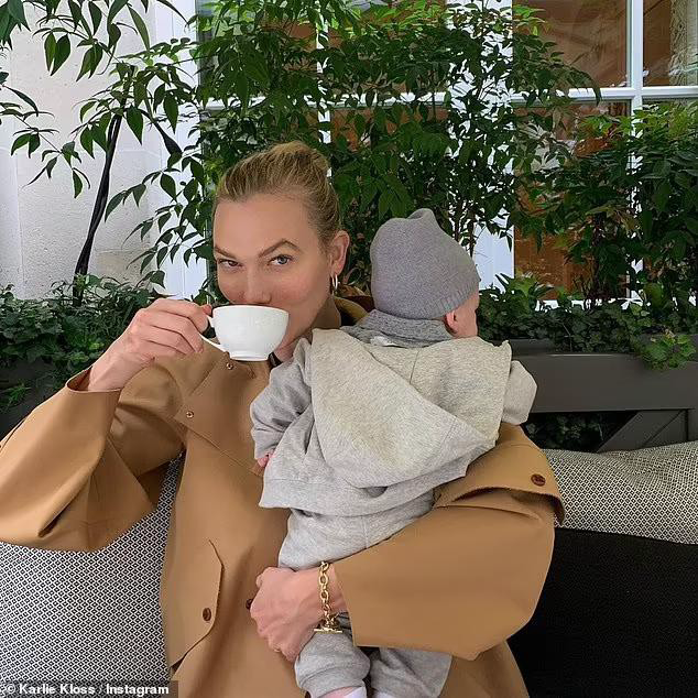 Siêu mẫu cao 1m88 Karlie Kloss khoe dáng đẹp như tượng tạc trên mô tô nước - Ảnh 10.