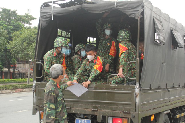 Việt Nam thêm Thêm 10.266 ca mắc Covid-19; Bộ đội, công an mang từng bao gạo, túi cá đến tận tay bà con ở TP.HCM - Ảnh 2.