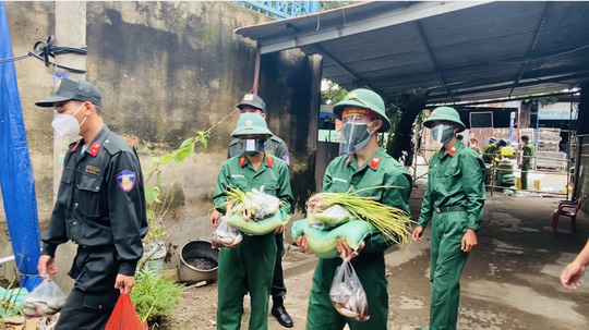 Bộ đội, công an mang từng bao gạo, túi cá đến tận tay bà con ở TP.HCM - Ảnh 3.