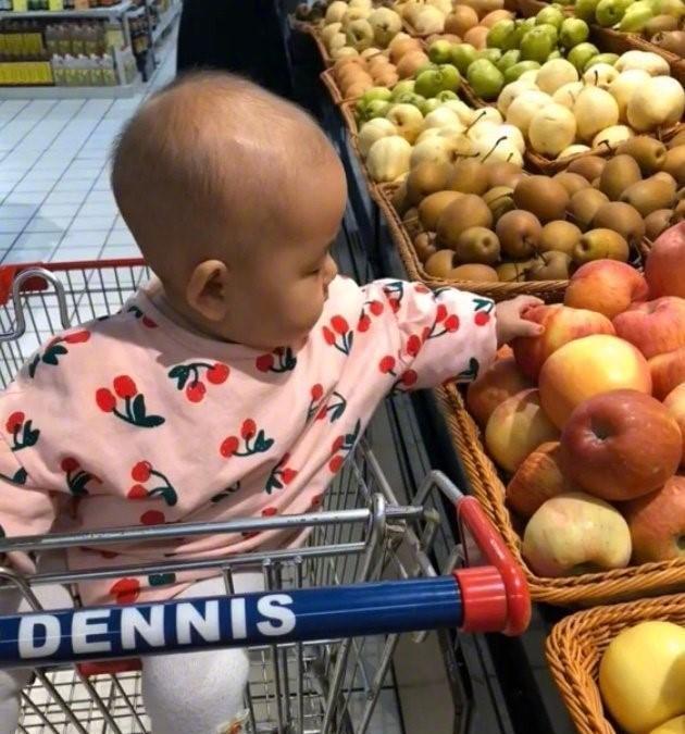 Con gái tò mò bóp nát trái cây trong siêu thị, mẹ khiến cô bé khóc thét xin chừa - Ảnh 1.