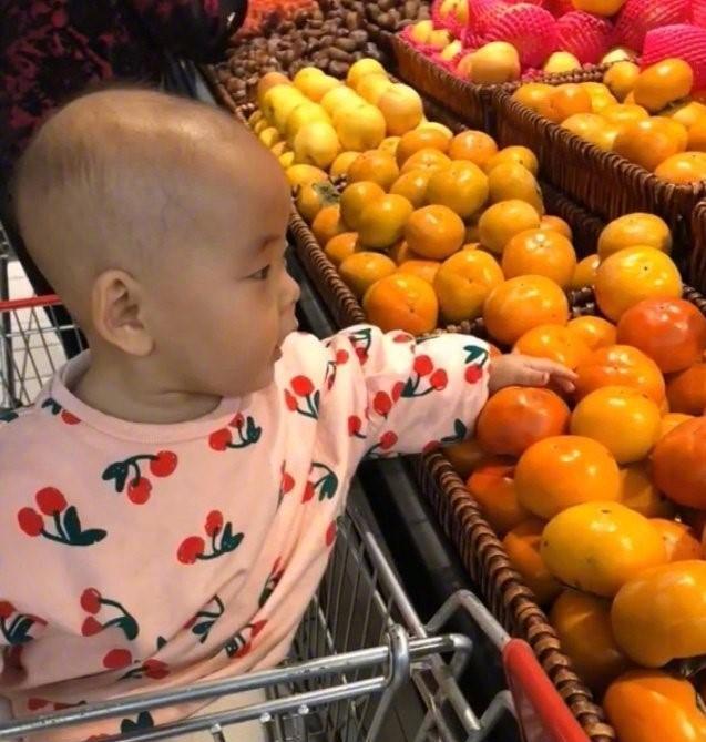 Con gái tò mò bóp nát trái cây trong siêu thị, mẹ khiến cô bé khóc thét xin chừa - Ảnh 3.
