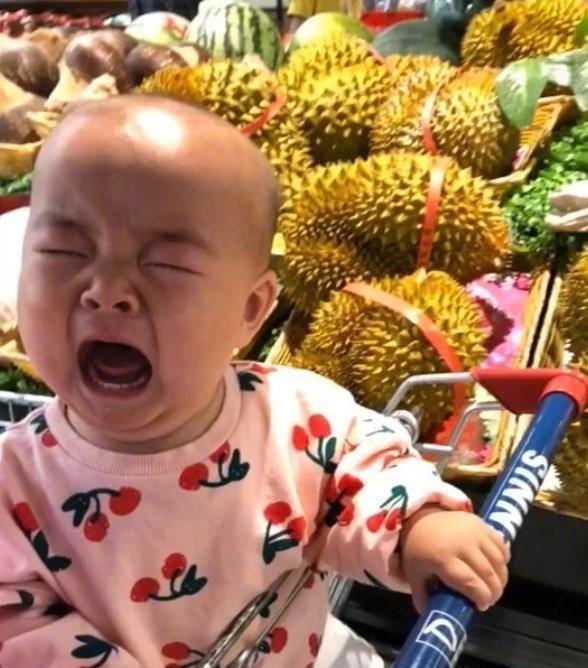 Con gái tò mò bóp nát trái cây trong siêu thị, mẹ khiến cô bé khóc thét xin chừa - Ảnh 4.