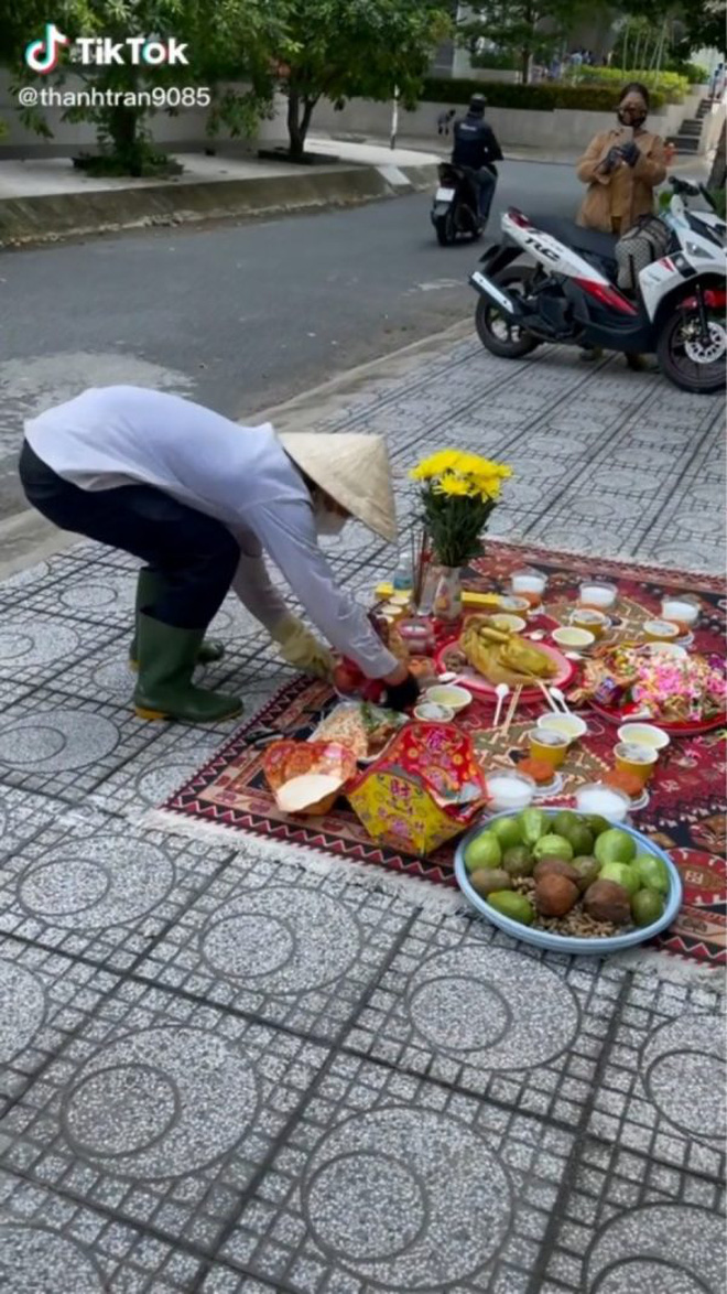 Giật cô hồn thảnh thơi như đi chợ: 2 thanh niên dọn vệ sinh cười khúc khích, nhảy chân sáo ra về sau khi được ẵm nguyên mâm cỗ cúng - Ảnh 2.