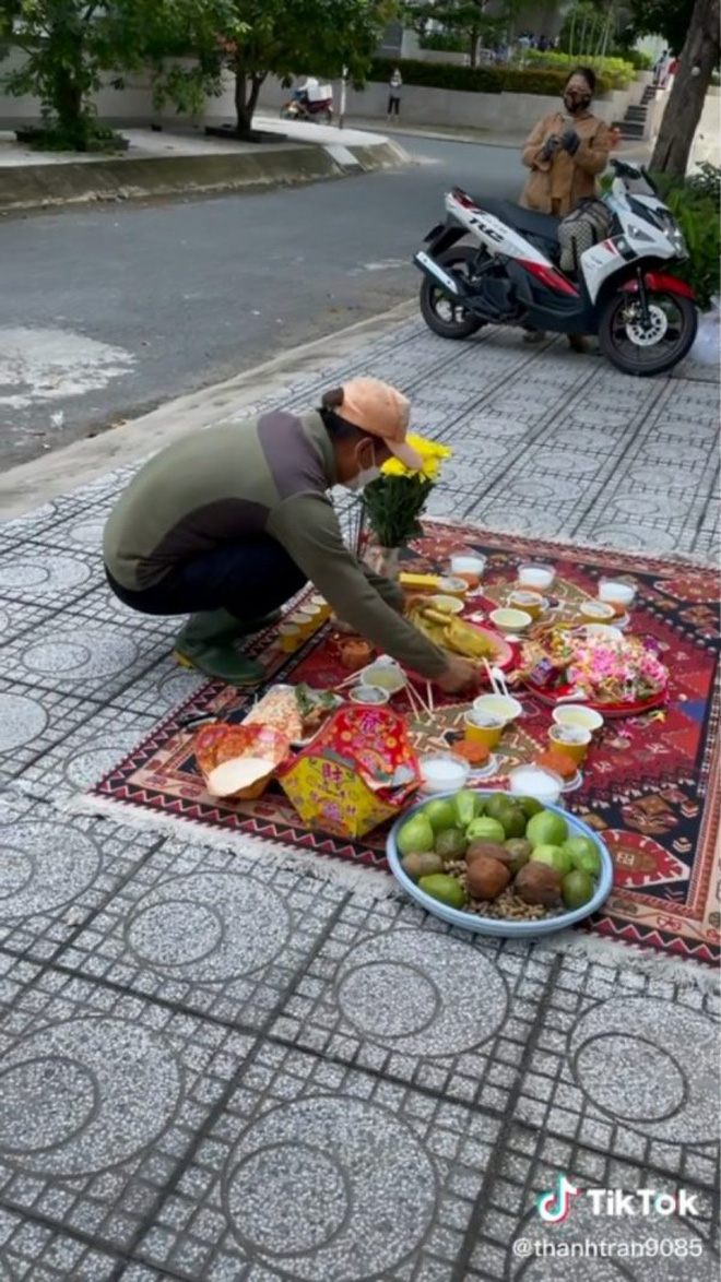 Giật cô hồn thảnh thơi như đi chợ: 2 thanh niên dọn vệ sinh cười khúc khích, nhảy chân sáo ra về sau khi được ẵm nguyên mâm cỗ cúng - Ảnh 3.