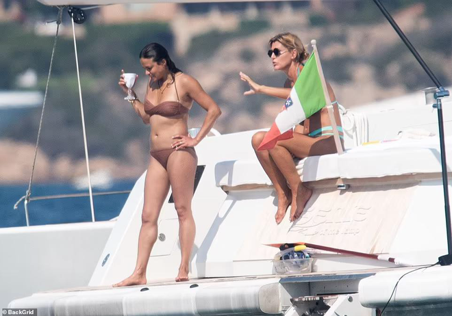 Đả nữ Letty của Fast & Furious khoe dáng với bikini ở biển - Ảnh 2.