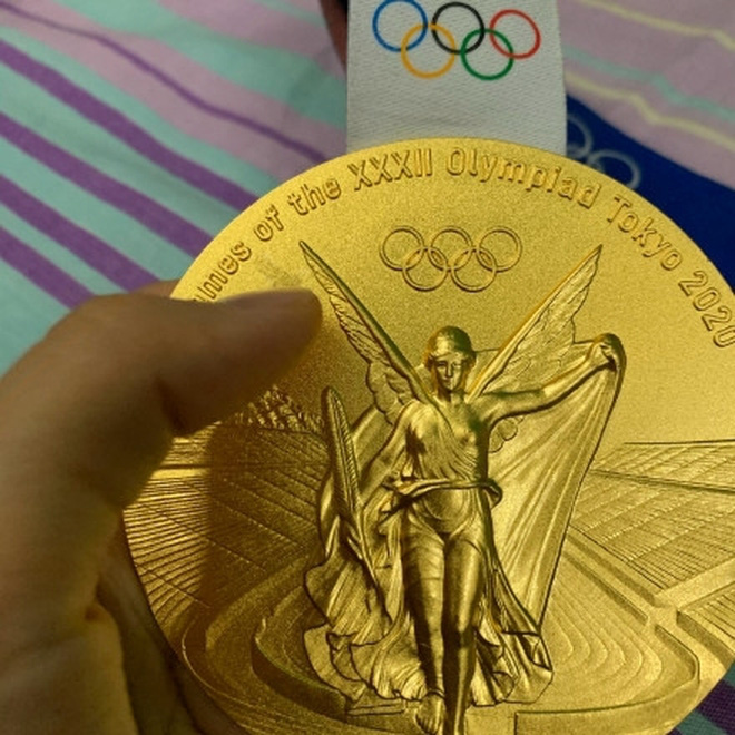 Huy chương vàng Olympic Tokyo 2020 vừa chạm nhẹ đã bay lớp mạ, dân mạng Trung Quốc chê bai: Đúng là đồ... Made in Japan! - Ảnh 2.