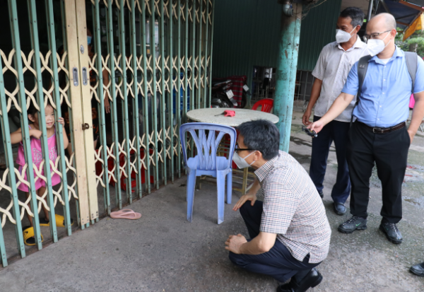 Phó Thủ tướng Vũ Đức Đam vào nơi khóa chặt động viên nhân dân chung tay phòng, chống dịch - Ảnh 1.