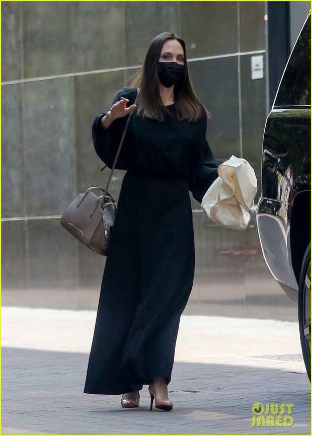 Angelina Jolie exposed her bony hands, making her children worried, her body was so thin that it seemed like the wind blew away - Photo 2.