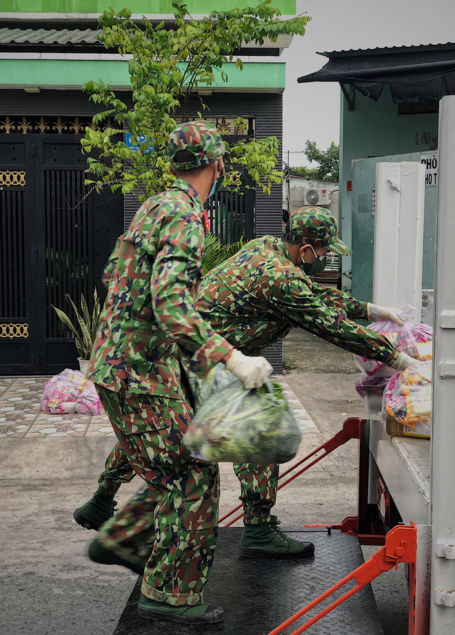 Chùm ảnh các chiến sĩ bộ đội tỉ mỉ sắp xếp từng phần quà, trao tận tay người dân Sài Gòn: Vừa nhanh nhẹn mà rất nề nếp, kỷ cương - Ảnh 14.
