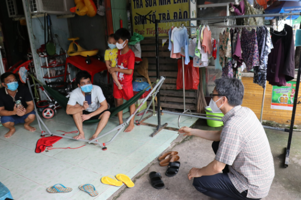 Phó Thủ tướng Vũ Đức Đam vào nơi khóa chặt động viên nhân dân chung tay phòng, chống dịch - Ảnh 3.