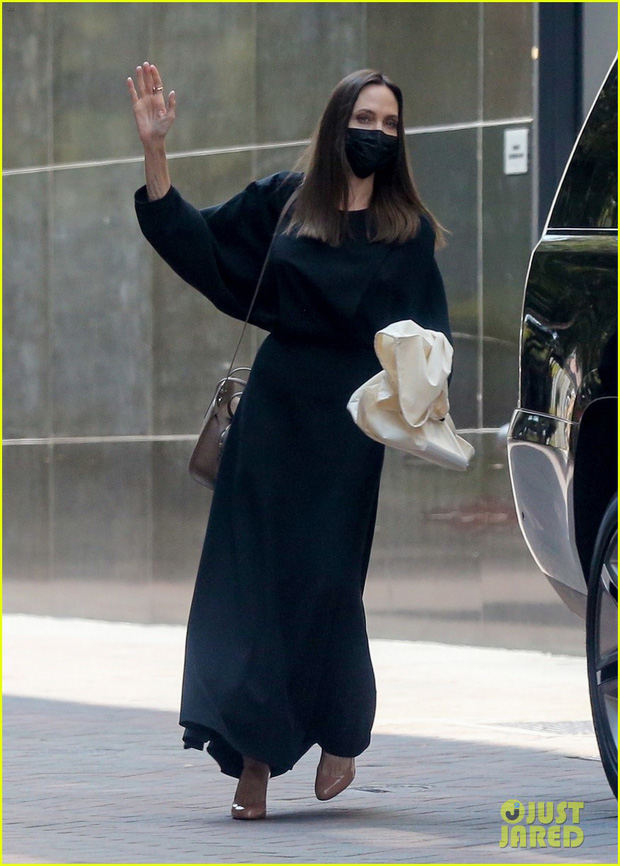 Angelina Jolie exposed her bony hands, making her children worried, her body was so thin that it seemed like the wind blew away - Photo 3.