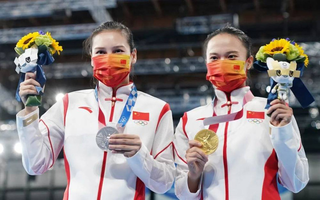 Huy chương vàng Olympic Tokyo 2020 vừa chạm nhẹ đã bay lớp mạ, dân mạng Trung Quốc chê bai: Đúng là đồ... Made in Japan! - Ảnh 4.