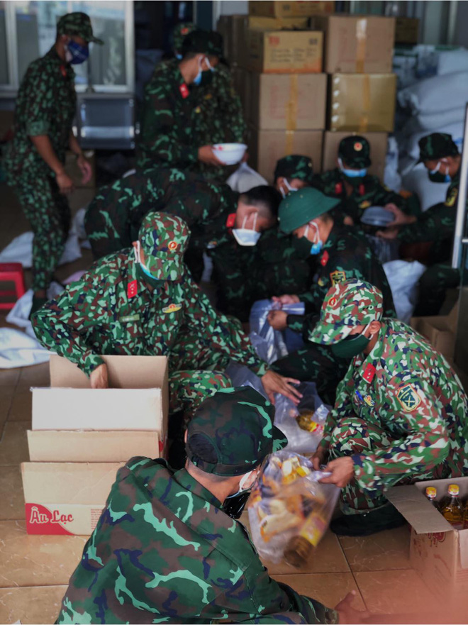 Chùm ảnh các chiến sĩ bộ đội tỉ mỉ sắp xếp từng phần quà, trao tận tay người dân Sài Gòn: Vừa nhanh nhẹn mà rất nề nếp, kỷ cương - Ảnh 5.